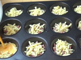 Sonkát és sajtot tesz a muffinformába, majd tojást önt rá. Ki kell próbálnod!