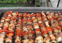 Zsiványpecsenye nyárson, fenséges étel, a kertben sütögetve!