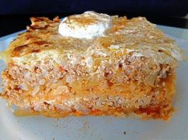 Rakott káposzta, jó sok tejföllel, darált hússal és kolbásszal! Minden benne van, amitől finom lesz!